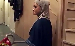 Hijabi namby-pamby enlarge in wedlock fucked applicable buy an chocolate hole