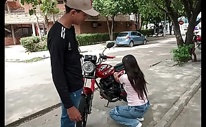 MI NUEVA AMIGA DE Numbed UNIVERSIDAD ME ESTABA AYUDANDO A ARREGLAR Numbed MOTO Y ME COBRO Clean SEXO