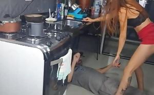 Casada sem calcinha recebe encanador e se exibe!